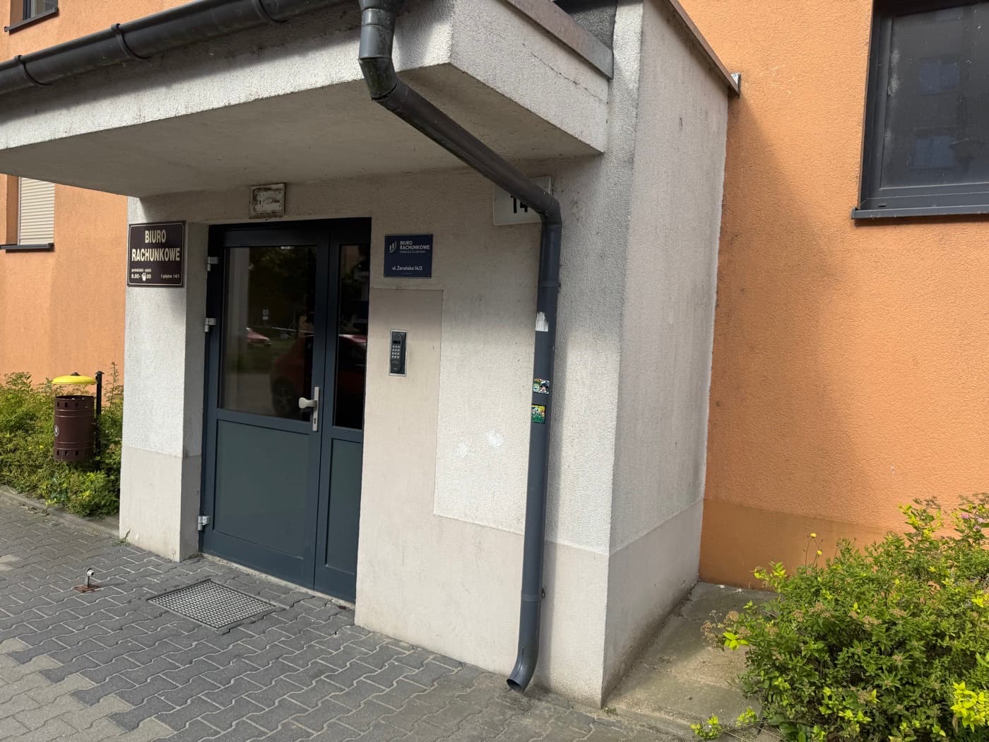 Wejście do budynku przy ul. Żerańskiej 14 w Gorzowie Wielkopolskim, szyld Biura Rachunkowego